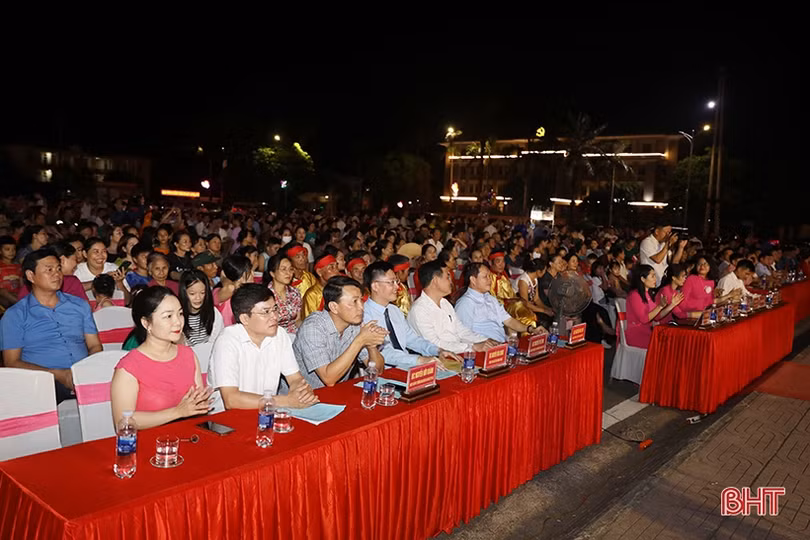 Sôi nổi Liên hoan văn nghệ quần chúng và tiếng hát người cao tuổi ở TX Kỳ Anh