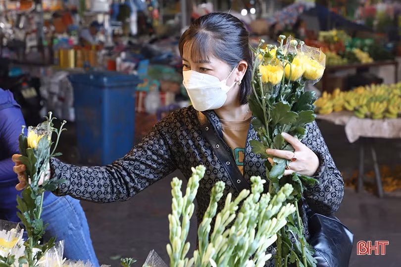 Người dân Hà Tĩnh đi chợ sắm lễ tết Đoan Ngọ