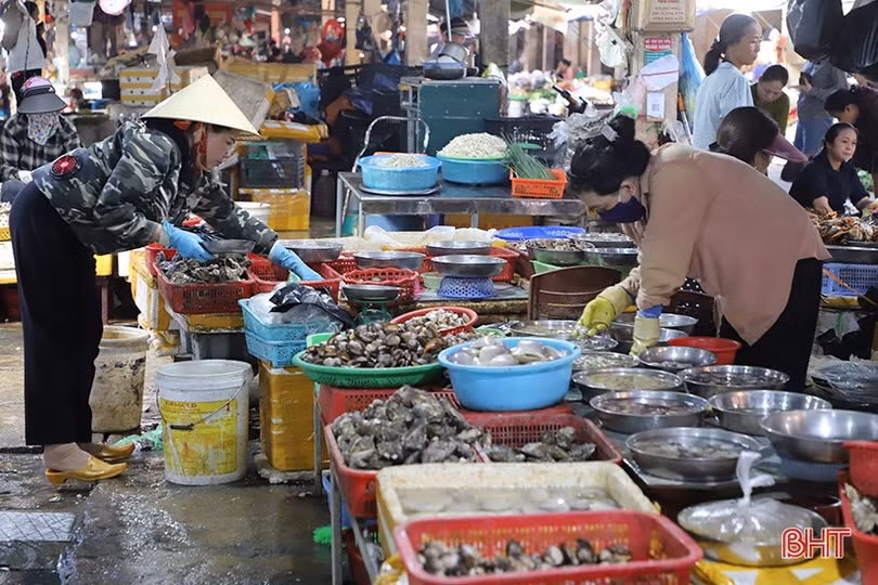 Rau xanh, hải sản sức mua tăng, giá vẫn “dễ chịu”