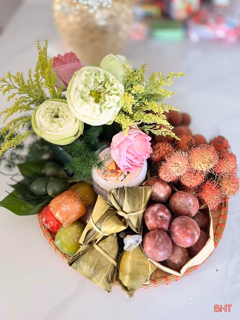 Người dân Hà Tĩnh đi chợ sắm lễ tết Đoan Ngọ