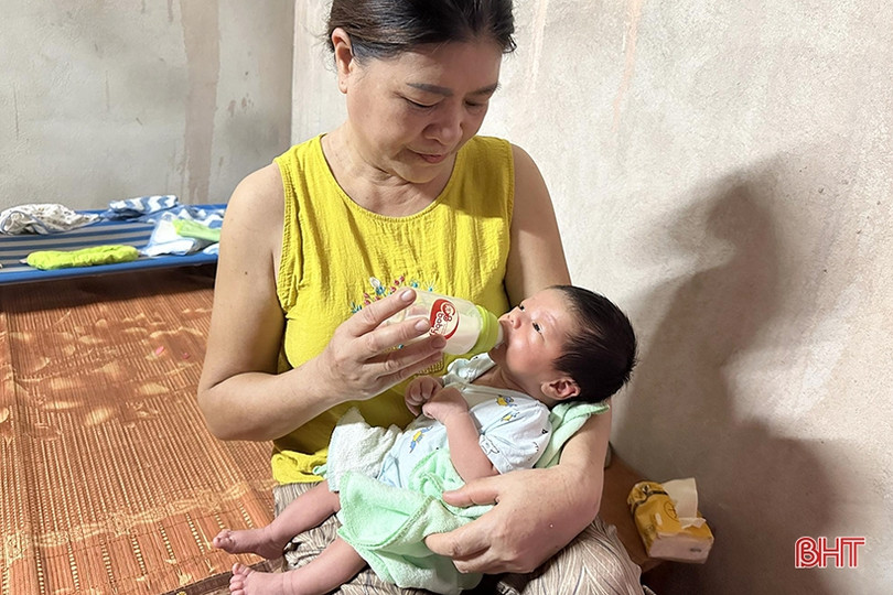 Bé trai kháu khỉnh bị bỏ rơi bên cổng chùa ở Can Lộc