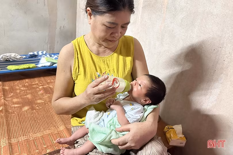 Bé trai kháu khỉnh bị bỏ rơi bên cổng chùa ở Can Lộc