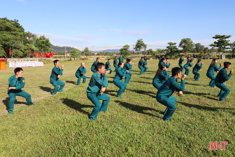 Dân quân miền núi Hà Tĩnh trổ tài luyện võ, bắn súng