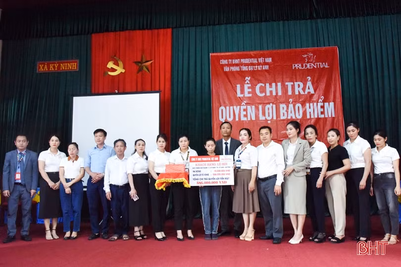 Prudential chi trả gần 1 tỷ đồng quyền lợi bảo hiểm cho 2 khách hàng ở Kỳ Anh