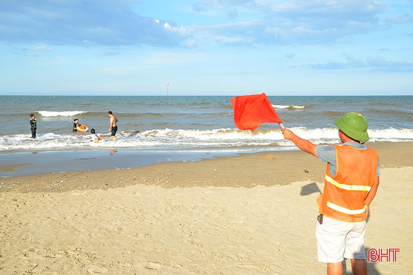 Biển Xuân Thành hút khách ngày nắng nóng