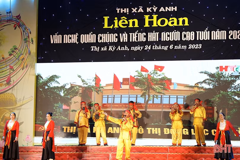 Sôi nổi Liên hoan văn nghệ quần chúng và tiếng hát người cao tuổi ở TX Kỳ Anh