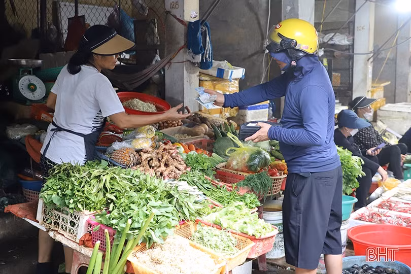 Rau xanh, hải sản sức mua tăng, giá vẫn “dễ chịu”