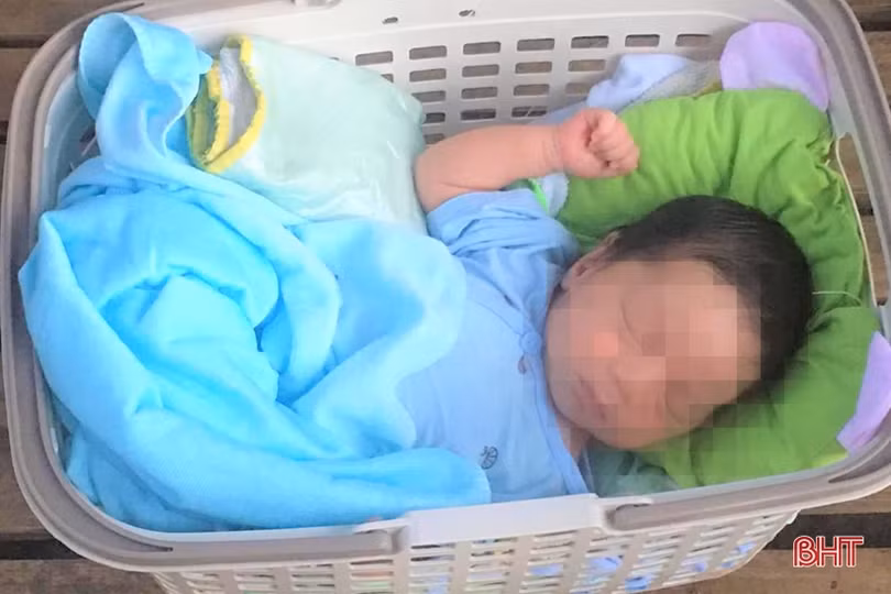 Bé trai kháu khỉnh bị bỏ rơi bên cổng chùa ở Can Lộc