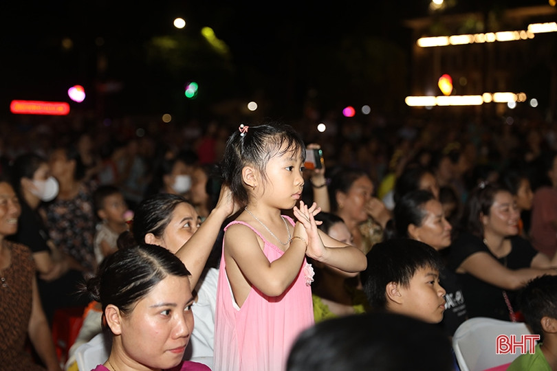Sôi nổi Liên hoan văn nghệ quần chúng và tiếng hát người cao tuổi ở TX Kỳ Anh