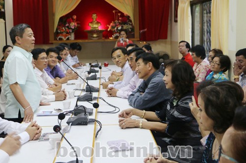 Chủ tịch UBND tỉnh Võ Kim Cự ghi nhận, đánh giá cao những đóng góp của cộng đồng Việt kiều đối với tỉnh Nakhon Phanom và đặc biệt bà con Việt kiều luôn hướng về quê hương và có những đóng góp thiết thực.