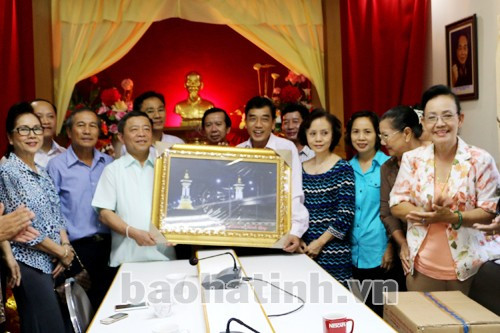 Hội Thái - Việt tỉnh Nakhon Phanom tặng tranh lưu niệm cho đoàn Hà Tĩnh Đoàn Hà Tĩnh tặng quà đặc sản địa phương cho bà con Việt kiều