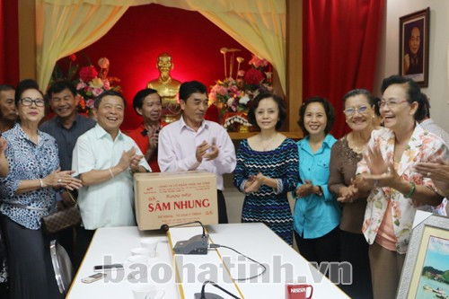 Hội Thái - Việt tỉnh Nakhon Phanom tặng tranh lưu niệm cho đoàn Hà Tĩnh Đoàn Hà Tĩnh tặng quà đặc sản địa phương cho bà con Việt kiều