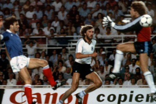 Patrick Battiston đã hạ gục một cách tàn nhẫn bởi pha vào bóng kiểu kung-fu của Harald Schumacher.