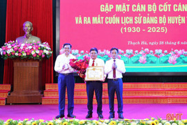 Thạch Hà gặp mặt cán bộ cốt cán, ra mắt cuốn lịch sử Đảng bộ huyện