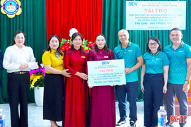 Các ngân hàng Hà Nội hỗ trợ người dân, trường học vùng núi Hà Tĩnh gần 250 triệu đồng