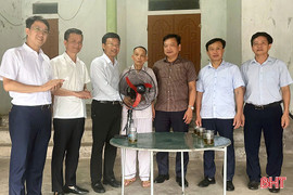 Văn phòng Tỉnh ủy trao quà hỗ trợ xóa nhà tạm ở huyện Kỳ Anh