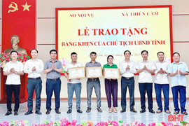 Khen thưởng 3 công dân cứu người trong vụ tàu chìm ở biển Thiên Cầm
