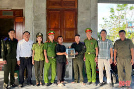 Người dân giao nộp cá thể culi quý hiếm cho cơ quan chức năng