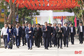 Tổng Bí thư Tô Lâm dâng hương tưởng niệm Chủ tịch Hồ Chí Minh, lãnh đạo tỉnh Hà Tĩnh cùng tham gia đoàn