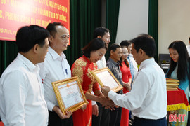 Thành ủy Hà Tĩnh khen thưởng tập thể, cá nhân điển hình học và làm theo Bác