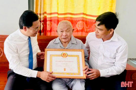 Trao tặng, truy tặng 1.070 Huy hiệu Đảng cho đảng viên dịp Cách mạng Tháng Mười Nga