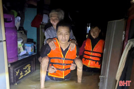 Người Hà Tĩnh hết lòng cứu trợ đồng bào Huế trong mưa lũ