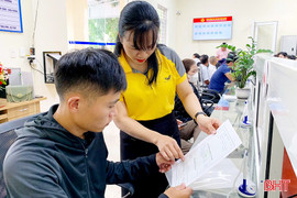 Nhân viên bưu điện đồng loạt hỗ trợ hoạt động trung tâm hành chính công cấp xã
