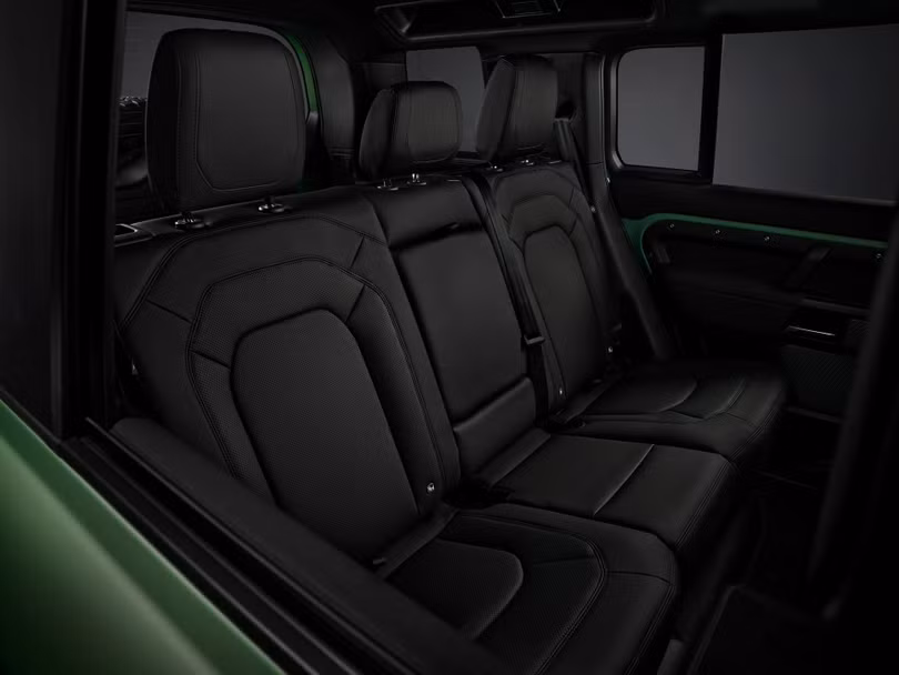 Land Rover Defender đặc biệt có giá khởi điểm gần 100.000 USD