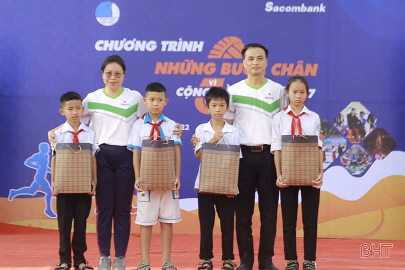 Gần 3.000 ĐVTN Hà Tĩnh tham gia chương trình Những bước chân vì cộng đồng”