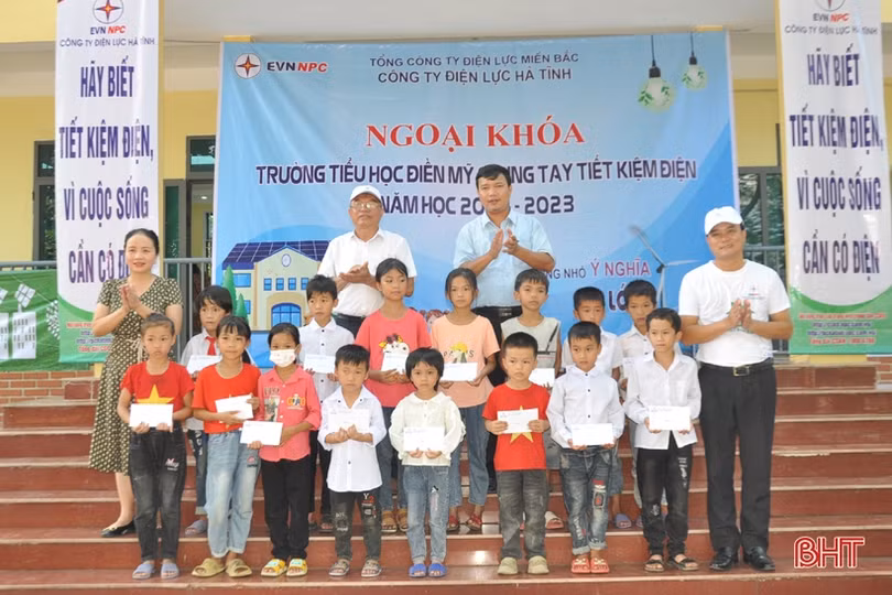 Học sinh huyện miền núi Hương Khê học cách tiết kiệm điện