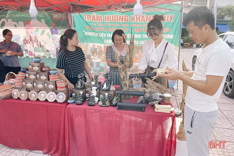Rộn ràng mua sắm tại phiên chợ quảng bá sản phẩm nông nghiệp Hà Tĩnh