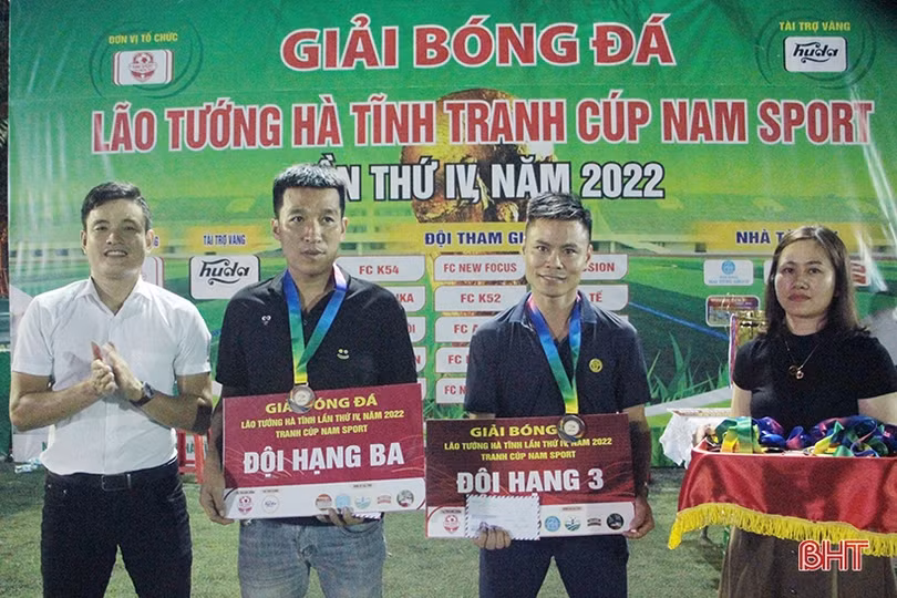 FC New Focus vô địch Giải Bóng đá lão tướng Hà Tĩnh tranh cúp Nam Sport