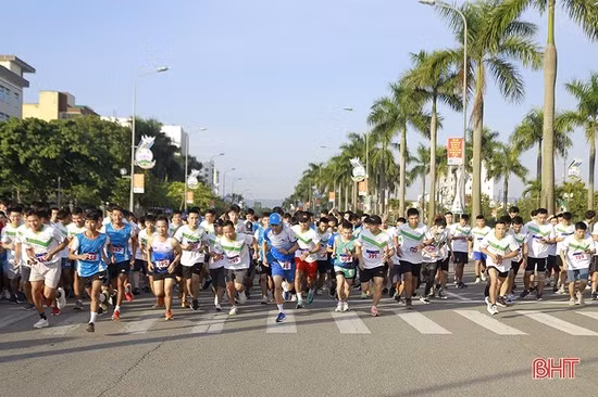 Gần 3.000 ĐVTN Hà Tĩnh tham gia chương trình Những bước chân vì cộng đồng”