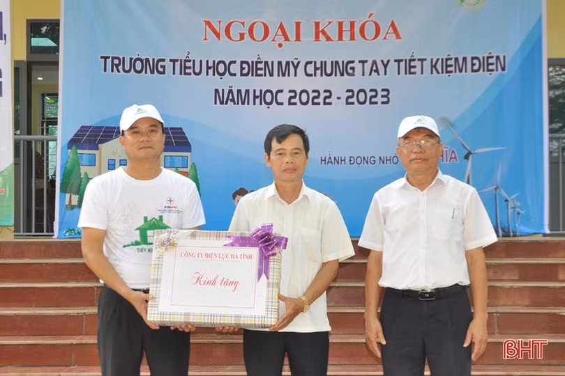 Học sinh huyện miền núi Hương Khê học cách tiết kiệm điện