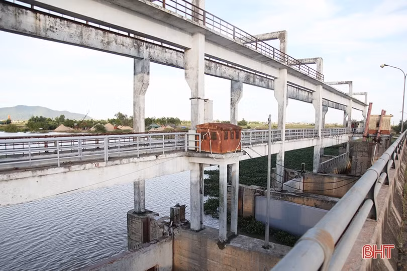 Nhiều hạng mục xuống cấp, bara Đò Điệm gặp khó trong vận hành tiêu thoát