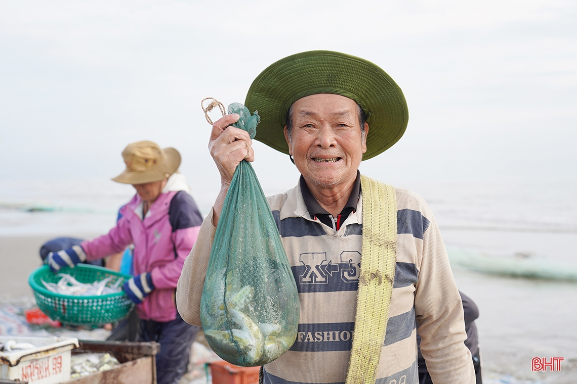 Xem ngư dân Nghi Xuân “đi giật lùi” kéo lưới rùng