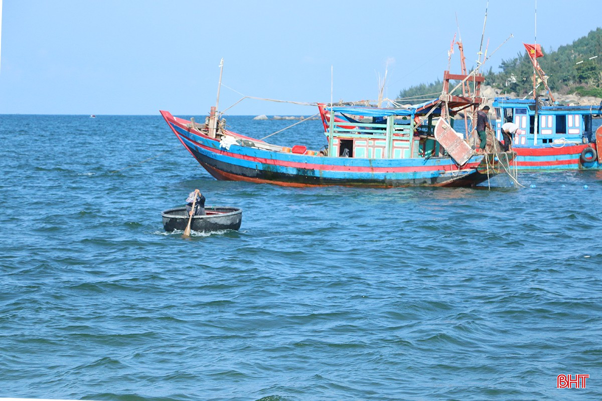 Ngư dân các địa phương ven biển đang tranh thủ thời tiết sửa soạn lại tàu thuyền để vươn khơi.