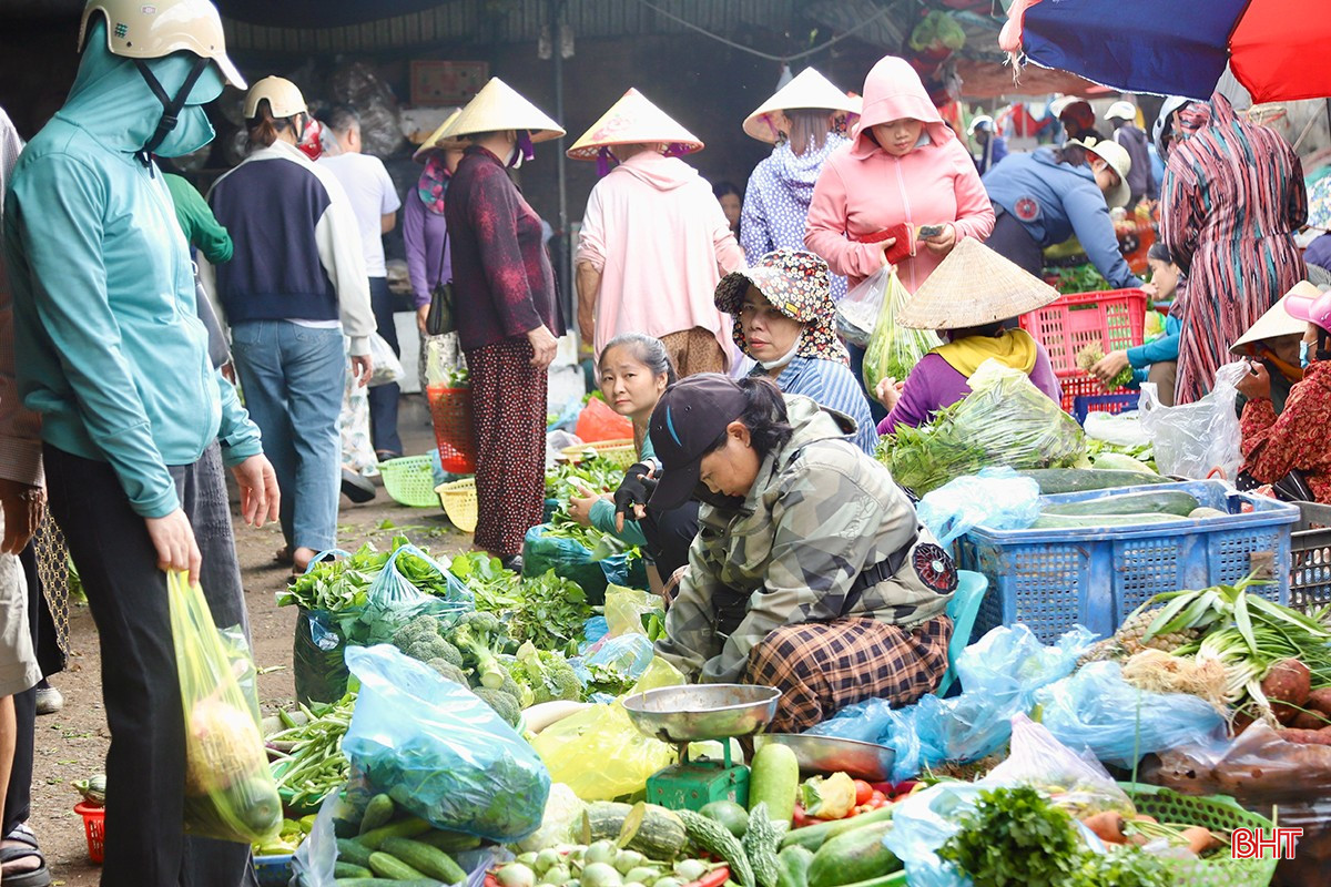 Mặc dù giá rau tăng so với trước, nhưng nhiều người tiêu dùng đều chia sẻ với tiểu thương và bà con nông dân. Chị Trần Thị Thương (phường Hà Huy Tập) chia sẻ: “Sau mưa bão, giá rau tăng là điều dễ hiểu, những thiệt hại của thiên tai là điều không ai mong muốn. Chỉ hy vọng sau những ngày đầu tăng giá, giá rau củ sớm ổn định trở lại”.