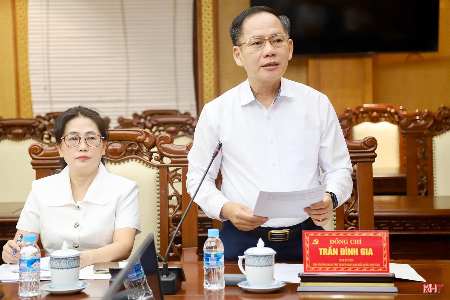 Phó Trưởng đoàn phụ trách Đoàn ĐBQH tỉnh Trần Đình Gia báo cáo một số nội dung liên quan.