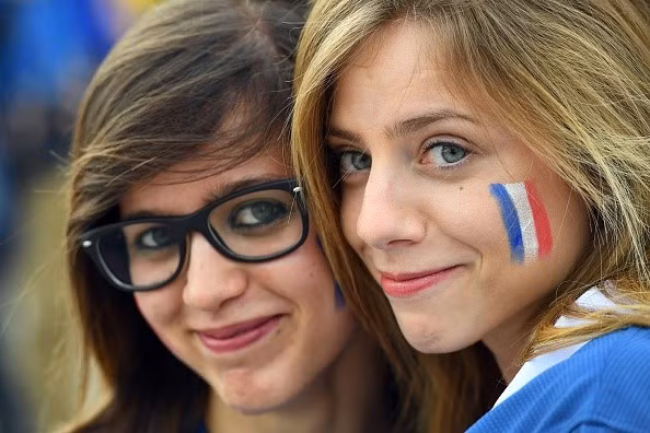 san stade de france tuoi mat voi dan fan nu xinh dep