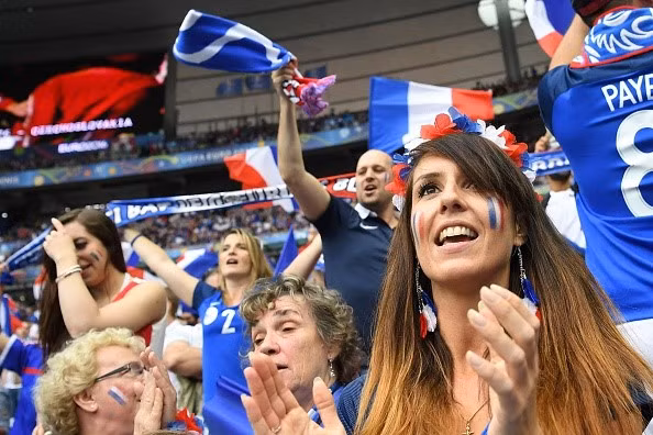 san stade de france tuoi mat voi dan fan nu xinh dep