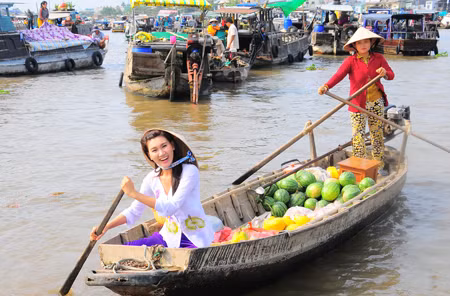 doc duong dat nuoc mau xanh bao la ben bo song hau