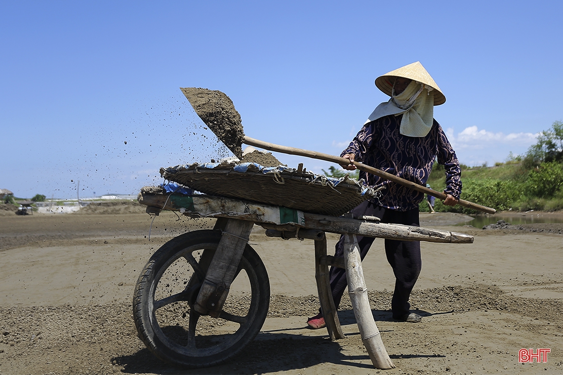 Miệt mài mưu sinh giữa trời nắng nóng ở Hà Tĩnh