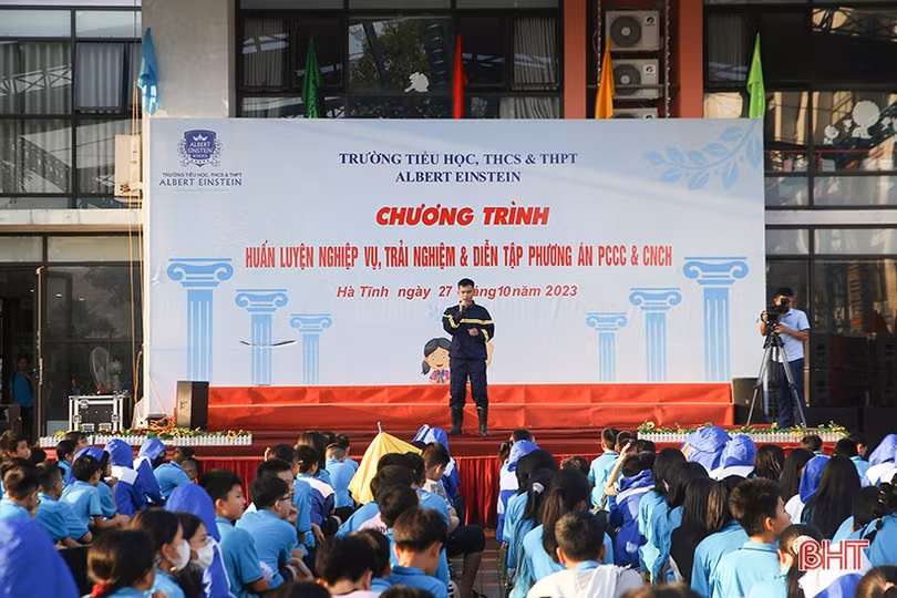 Giáo viên, học sinh Trường Albert Einstein diễn tập PCCC