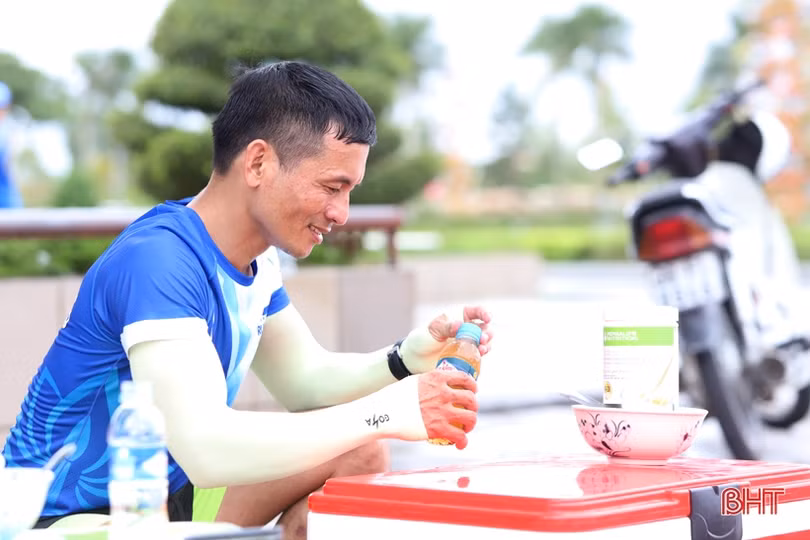 Runner Hà Tĩnh chạy 100 km trong 13 tiếng để gây quỹ