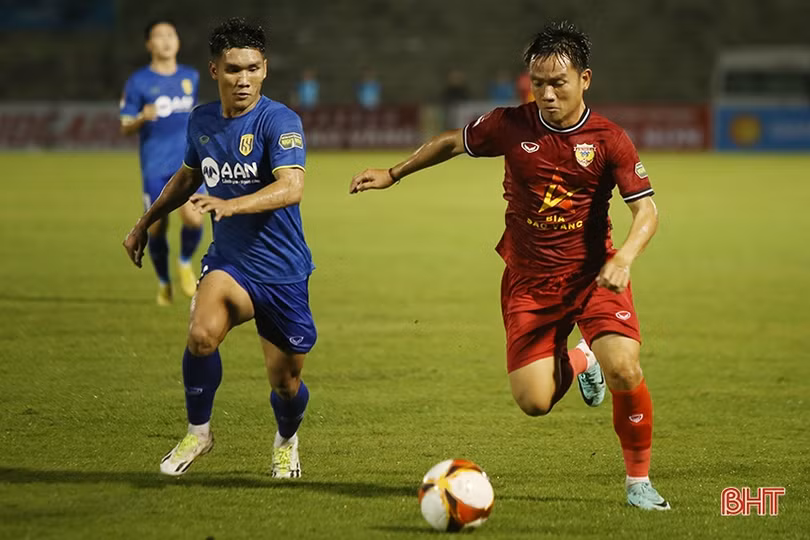 Hồng Lĩnh Hà Tĩnh gỡ hoà ở phút cuối trận derby xứ Nghệ