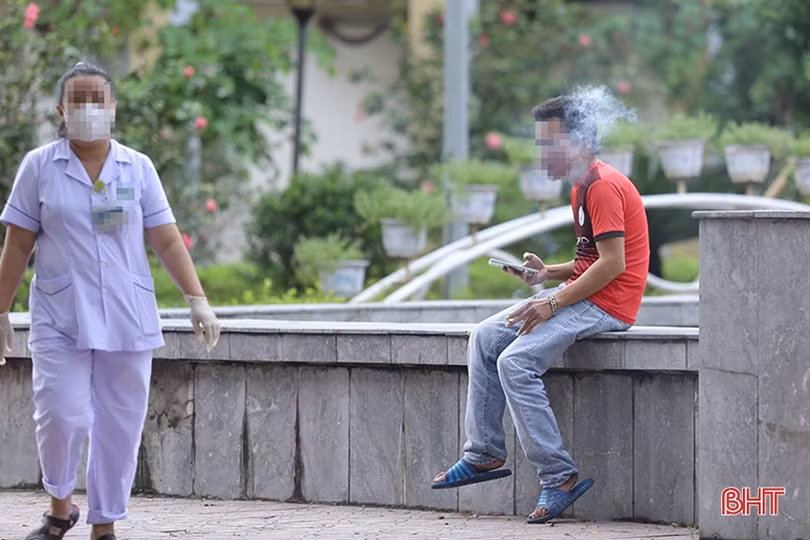 Nhan nhản tình trạng hút thuốc lá nơi công cộng