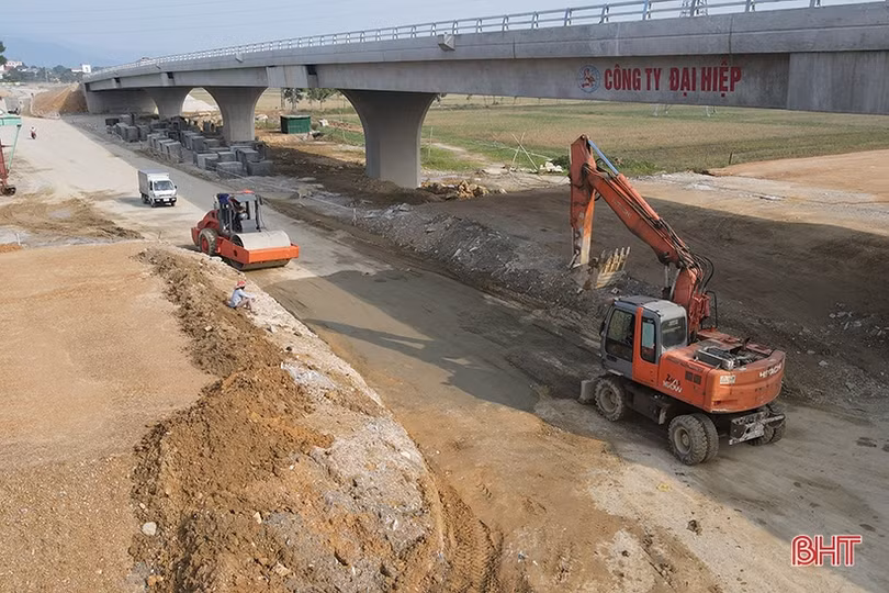 Giải pháp ATGT khi thi công cầu vượt quốc lộ 8 vẫn chưa đảm bảo