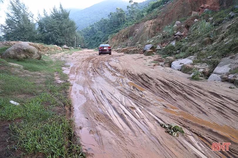 Cảnh giác sạt lở đất, đá khi qua tuyến đường quốc phòng ven biển Hà Tĩnh