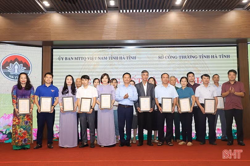 Trao thưởng Cuộc thi trực tuyến người Việt ưu tiên dùng hàng Việt